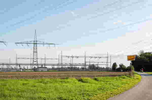 Umspannwerk Ottenhofen, am rechten Rand Ortsschild