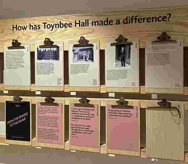 Foto: Eine bunt gestaltete Infotafel.