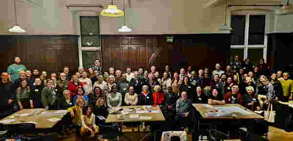 Foto: Ein großes Gruppenfoto in einem alten Haus.