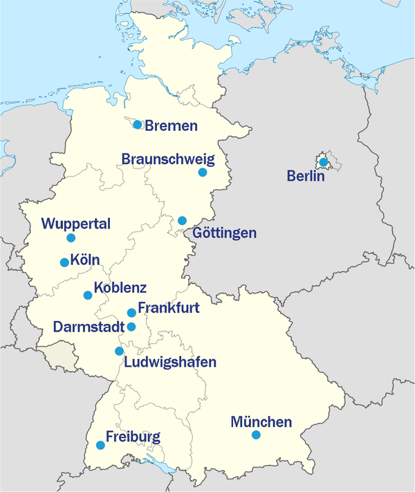 Eine Karten-Grafik zeigt den Umriss von West- und Ostdeutschland. In blau markiert sind 12 westdeutsche Städte.