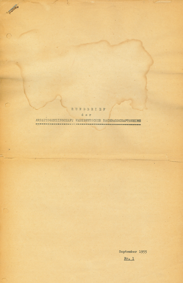 Eine schwarzweiß Skizze: Eine Mumie verbident mit ihrer Binde 12 stilisierte Häuschen. Oben der Schriftzug in Handschrift: Man war in Berlin um die Nachbarschaftsheime zu verbinden.